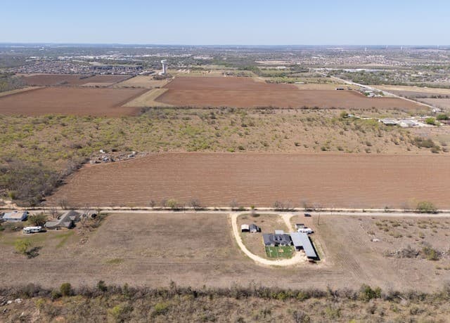 5-bedroom rental at 401 Concordia in Cibolo, TX — photo 2