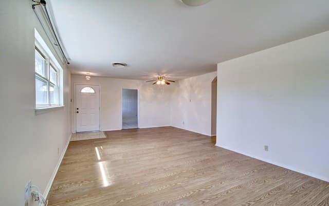3-bedroom rental at 121 Young in Universal City, TX — photo 5