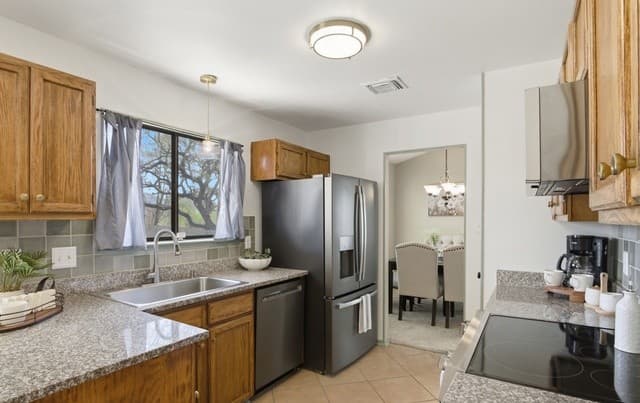 3-bedroom rental at 15626 Knollhollow in San Antonio, TX — photo 3