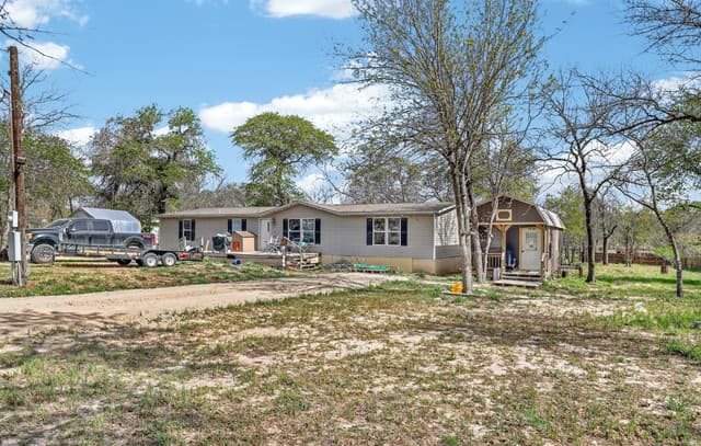 4-bedroom rental at 1707 Medina Cir in San Antonio, TX — photo 2