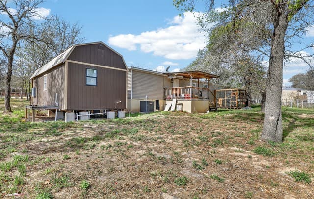 4-bedroom rental at 1707 Medina Cir in San Antonio, TX — photo 4