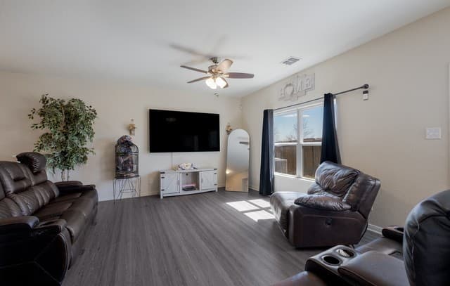 5-bedroom rental at 12306 Mahoney in San Antonio, TX — photo 4