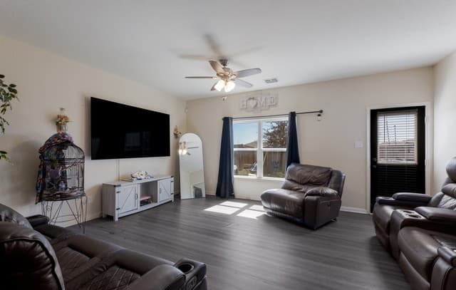 5-bedroom rental at 12306 Mahoney in San Antonio, TX — photo 5