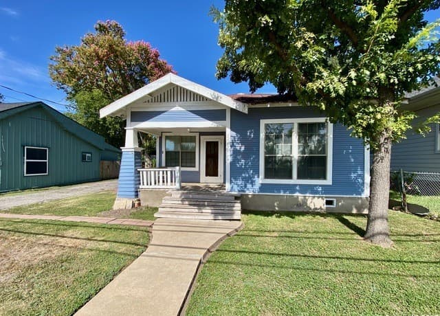 3-bedroom rental at 2213 N Flores in San Antonio, TX — photo 1