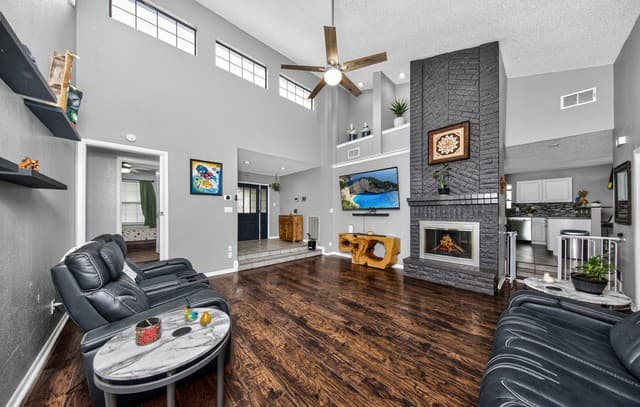 3-bedroom rental at 13830 Brook Hollow in San Antonio, TX — photo 2