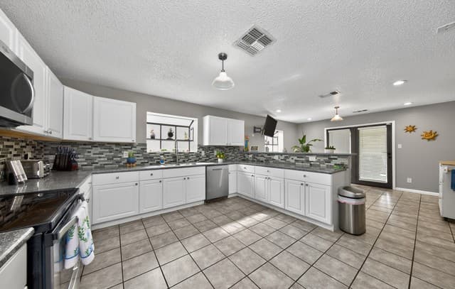 3-bedroom rental at 13830 Brook Hollow in San Antonio, TX — photo 3