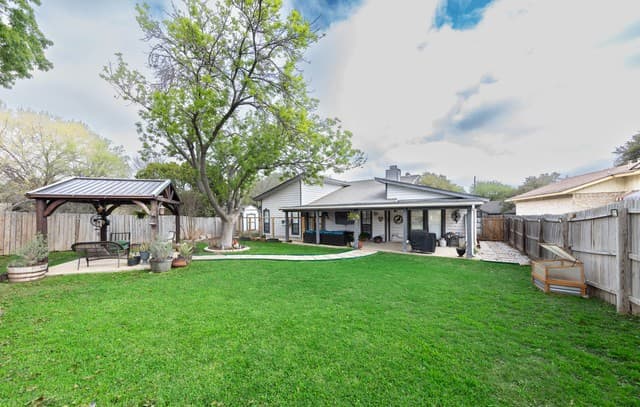 3-bedroom rental at 13830 Brook Hollow in San Antonio, TX — photo 4
