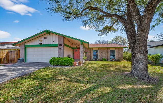 3-bedroom rental at 8722 Thatch in San Antonio, TX — photo 2