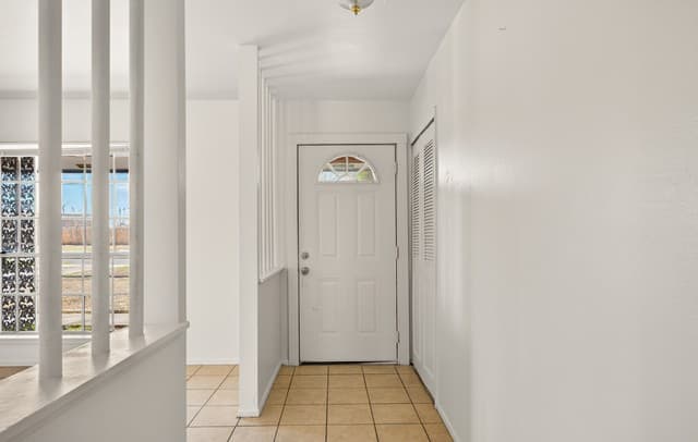 3-bedroom rental at 5958 Midcrown in San Antonio, TX — photo 3