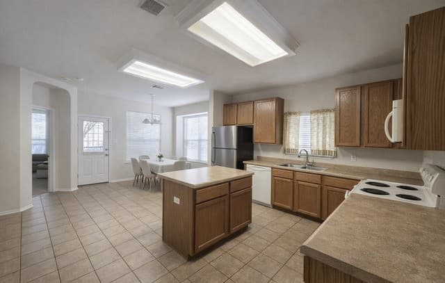 3-bedroom rental at 5610 Arcadia Park in San Antonio, TX — photo 5