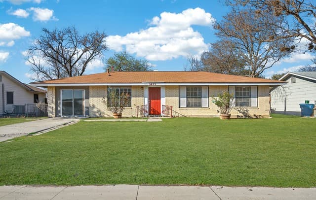 4-bedroom rental at 5823 Castle Brook in San Antonio, TX — photo 4
