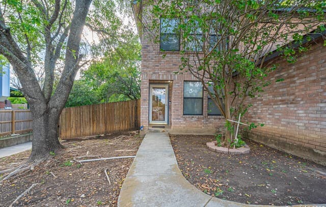 3-bedroom rental at 7819 Bowens Crossing in San Antonio, TX — photo 4