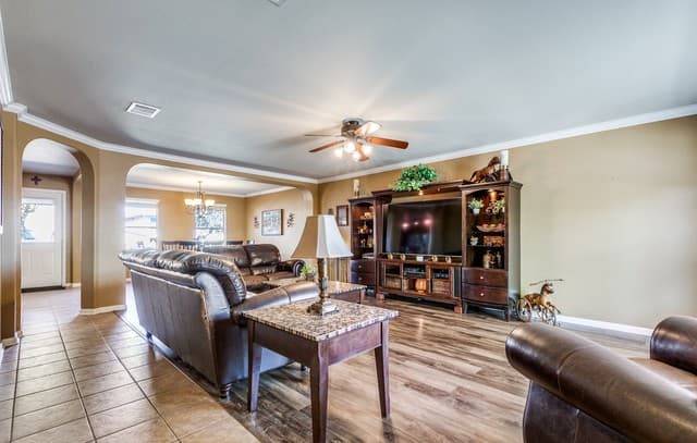 4-bedroom rental at 1015 Magnolia Bnd in San Antonio, TX — photo 2