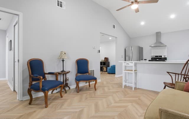 4-bedroom rental at 1210 Summit in San Antonio, TX — photo 2