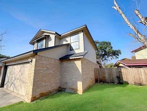 3-bedroom rental at 8510 Wood Dew in San Antonio, TX — photo 3