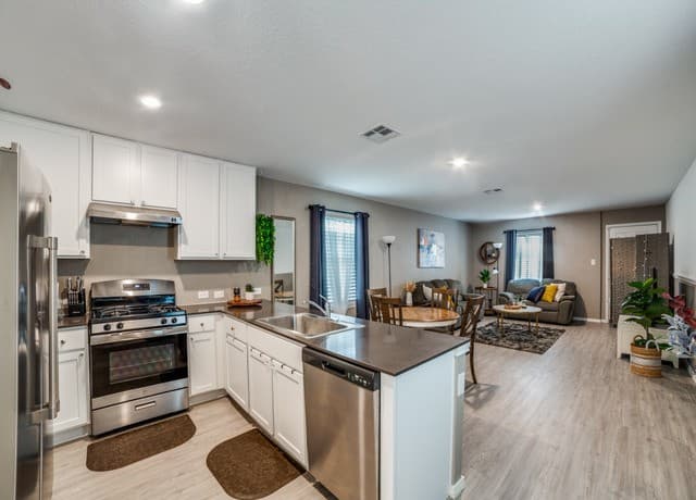 4-bedroom rental at 7623 Parish in San Antonio, TX — photo 4