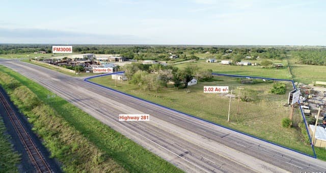 rental at 3768 Highway 281 in Pleasanton, TX — photo 1