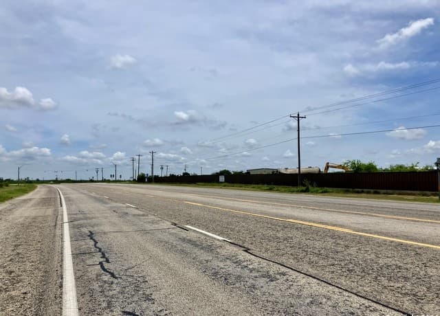 rental at 3768 Highway 281 in Pleasanton, TX — photo 3