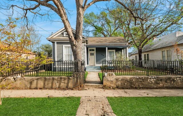 3-bedroom rental at 419 E Woodlawn in San Antonio, TX — photo 1