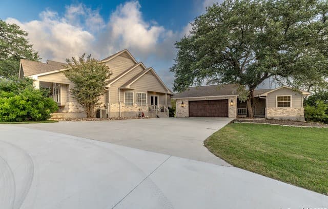 5-bedroom rental at 7046 Devonshire in Spring Branch, TX — photo 4