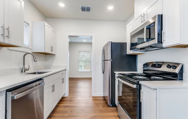 2-bedroom rental at 918 McIlvaine in San Antonio, TX — photo 2