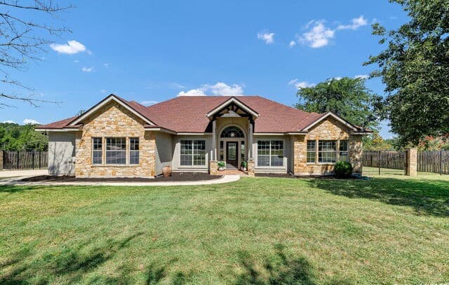 3-bedroom rental at 913 Long Mdw in Spring Branch, TX — photo 2