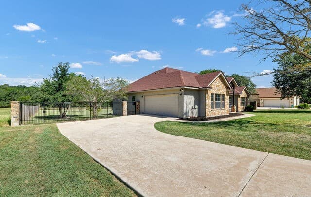 3-bedroom rental at 913 Long Mdw in Spring Branch, TX — photo 3