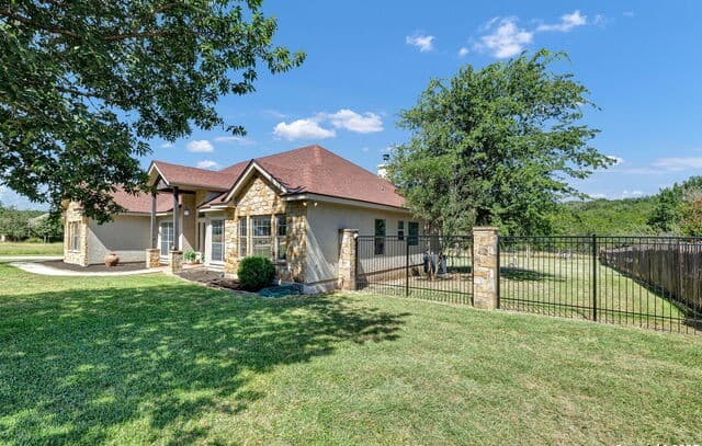 3-bedroom rental at 913 Long Mdw in Spring Branch, TX — photo 4