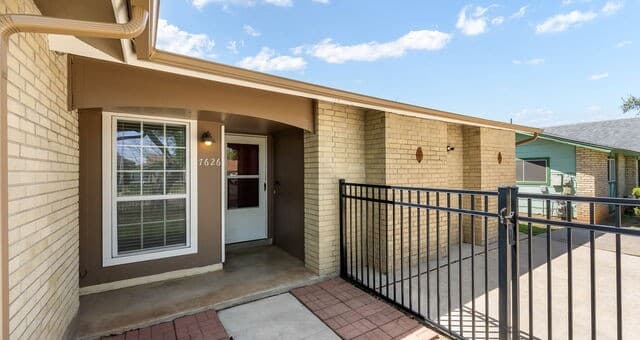 3-bedroom rental at 7626 Meadow Lawn in San Antonio, TX — photo 3