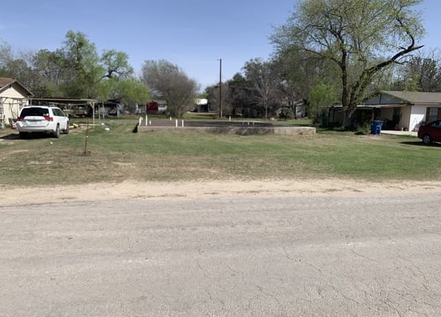 rental at 414 Crouch Ave in Devine, TX — photo 1
