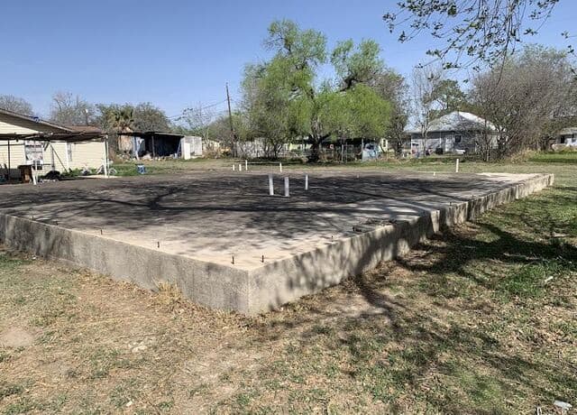 rental at 414 Crouch Ave in Devine, TX — photo 4