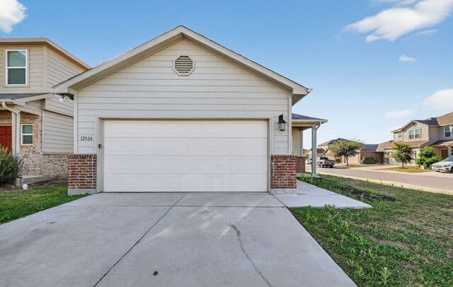 4-bedroom rental at 12904 Cicely in St Hedwig, TX — photo 2