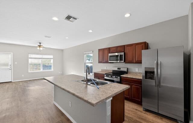 4-bedroom rental at 12904 Cicely in St Hedwig, TX — photo 4