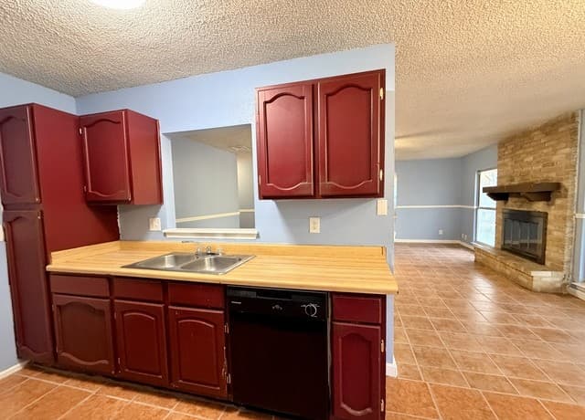 3-bedroom rental at 5718 Timberhill in San Antonio, TX — photo 4