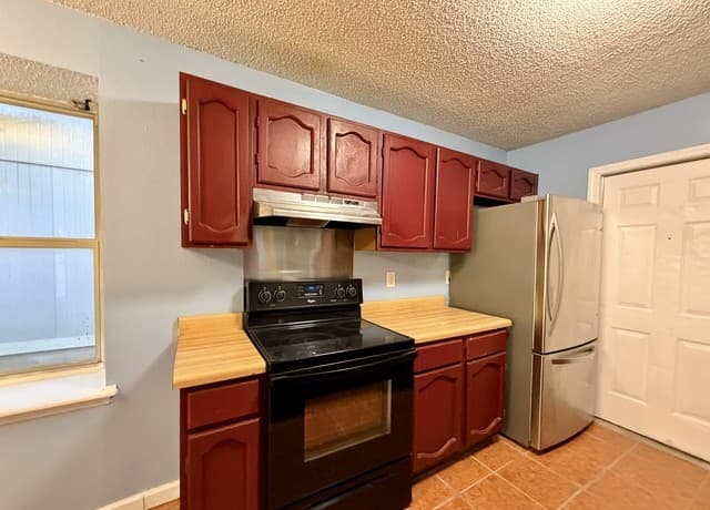 3-bedroom rental at 5718 Timberhill in San Antonio, TX — photo 5