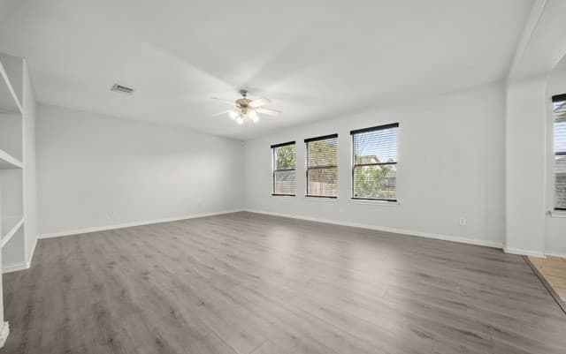 4-bedroom rental at 902 Magnolia Bend in San Antonio, TX — photo 5