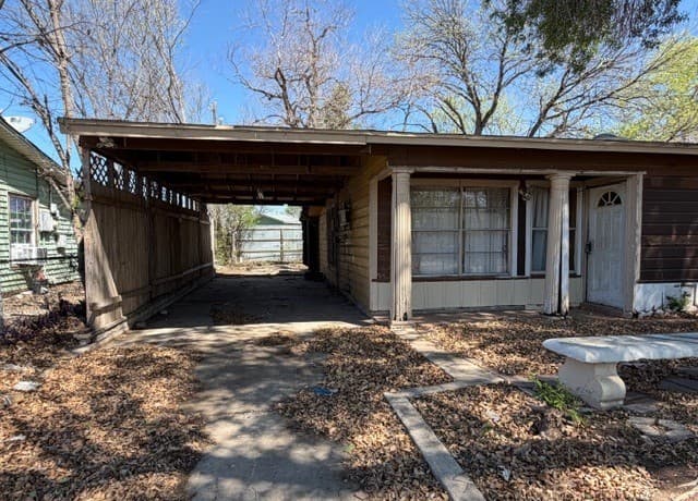 3-bedroom rental at 147 Joe Blanks in San Antonio, TX — photo 2