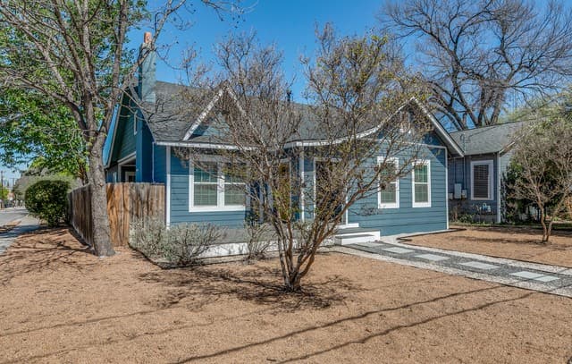 3-bedroom rental at 729 W Kings Hwy in San Antonio, TX — photo 2