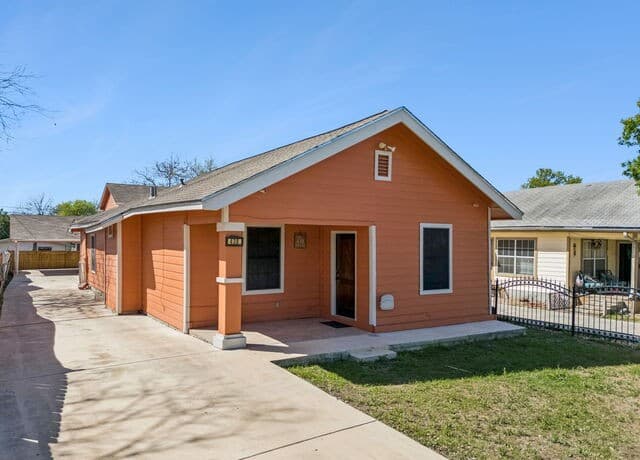 4-bedroom rental at 438 Rigsby in San Antonio, TX — photo 2