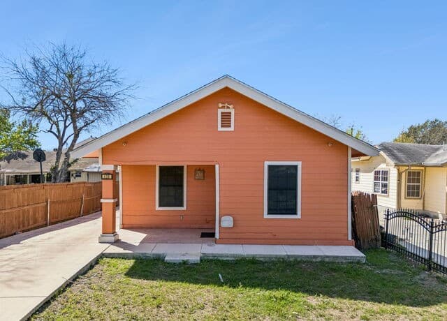4-bedroom rental at 438 Rigsby in San Antonio, TX — photo 3