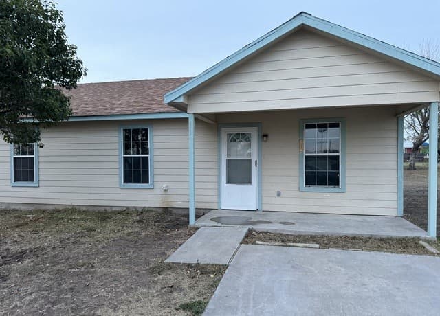 3-bedroom rental at 112 San Antonio Street in Runge, TX — photo 1