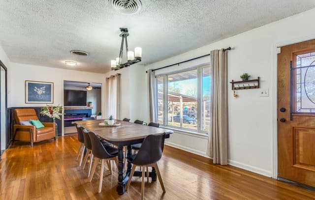 3-bedroom rental at 302 Sullivan Dr in San Antonio, TX — photo 2