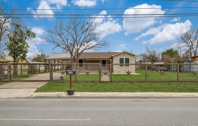 3-bedroom rental at 419 Moursund Blvd in San Antonio, TX — photo 1