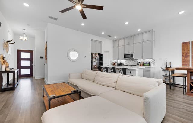 3-bedroom rental at 8851 Oakland Unit UNIT 36 in San Antonio, TX — photo 5