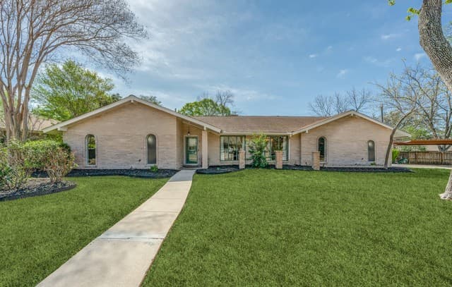 4-bedroom home for sale at 626 Moorside in Windcrest TX