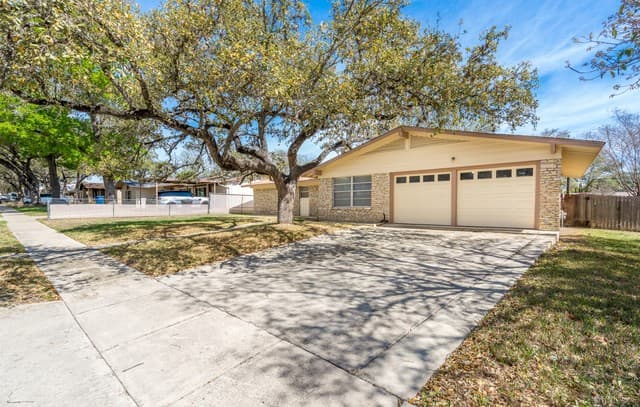 3-bedroom rental at 11122 Cedar Elm in San Antonio, TX — photo 3