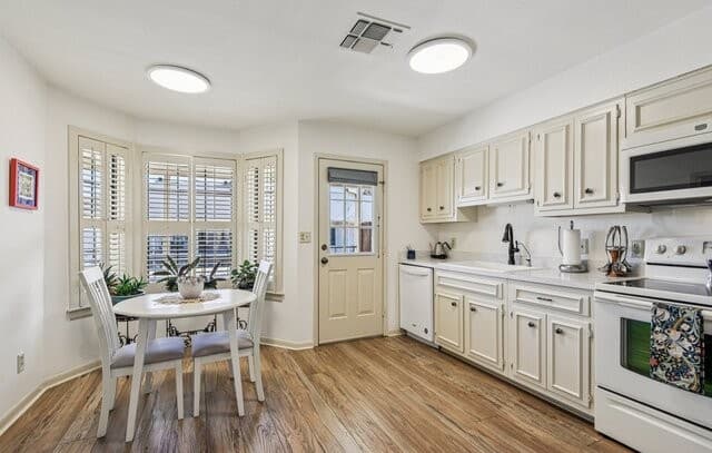 3-bedroom rental at 2611 Eisenhauer Unit 1403 in San Antonio, TX — photo 3