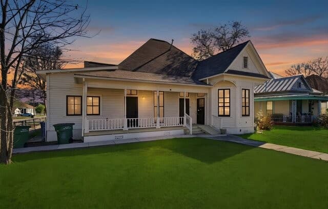 5-bedroom rental at 530 E Carson St in San Antonio, TX — photo 1