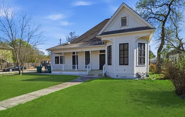 5-bedroom rental at 530 E Carson St in San Antonio, TX — photo 3