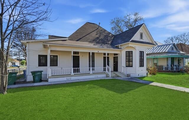 5-bedroom rental at 530 E Carson St in San Antonio, TX — photo 4